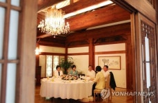 문 대통령, 여야 4당 대표와 오찬