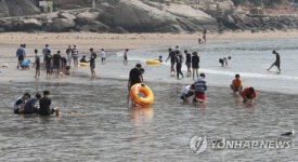 을왕리 해수욕장 찾은 피서객들들