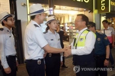 경찰관들 격려하는 김부겸 장관