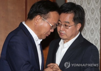 가까이서 대화하는 김동연 부총리와 김부겸 장관
