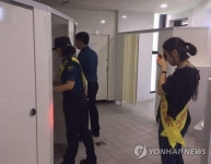 피서지 공중화장실 몰카 점검하는 경찰
