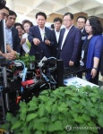 스마트 농자재 살펴보는 김병원 농협중앙회장