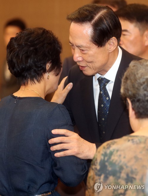 미 대통령 후보 국방부 장관 후보자 피트 헤그세스, 극단주의 문신 논란 확산