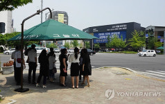 횡단보도 앞 그늘막