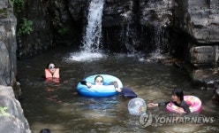 더위 피해 계곡으로