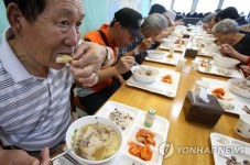 [카메라뉴스] 어르신들, 삼계탕 드시고 건강하세요