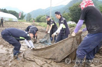 '구슬땀 뚝뚝'…주말도 무더위도 잊은 수해복구 물결