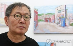 작품 앞에 선 정복수