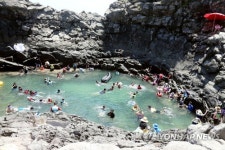 제주 선녀탕서 물놀이