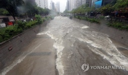 산책로 잠긴 청계천