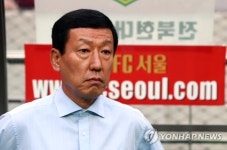 경기 시작 기다리는 최강희 감독