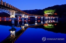 한여름밤 달빛 아래 안동 월영교 걸어보세요