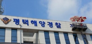 [카메라뉴스] 폭염 속 현판 교체 서두르는 해경