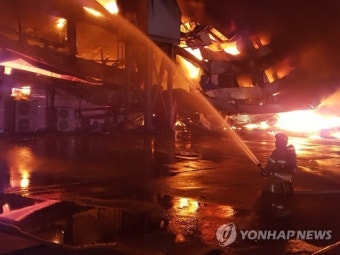화성 플라스틱 그릇 창고 화재…잔불 정리 중