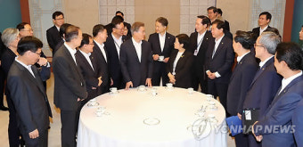 문 대통령, '새로운 국무위원들과 함께'