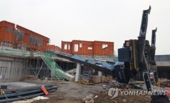 50t 크레인 전도…1명 부상