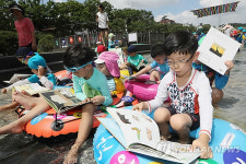 물 위에서 읽는 책 한권