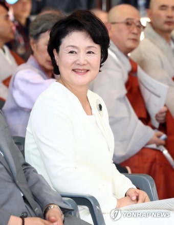 불교 신자들 보며 환하게 웃는 김정숙 여사