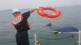 '구명조끼가 살려'…인천 앞바다 보트 전복 전원 구조