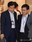 수석보좌관회의 입장하는 주영훈과 이정도
