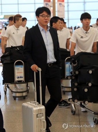 하노이로 떠나는 황선홍 감독과 선수들