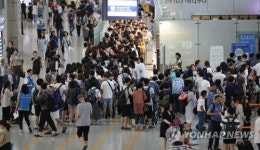 인천공항에 출국여행객 가득
