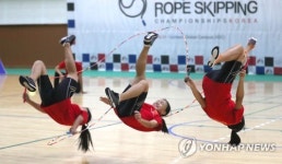 고난도 기술 펼치는 중국 줄넘기 선수들