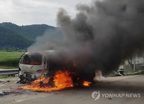 불타는 승합차…인명피해 없어