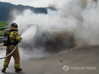 불타는 승합차…인명피해 없어