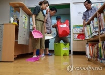 갑작스러운 폭우에 초등학교도 침수