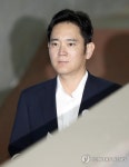 안경 벗고 법정 향하는 이재용