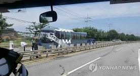 일촉즉발, 화물차서 떨어진 철제 사다리가...