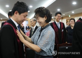 신임검사 임관식 '웃음꽃이 절로'