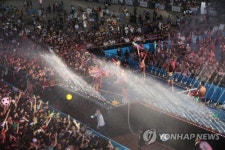 식혀지지 않는 축제의 열기