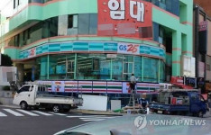 한지붕 두 편의점 상도덕 논란…세븐일레븐 폐점 결정