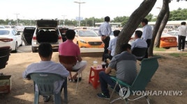 나무그늘에서 대기하는 택시기사들