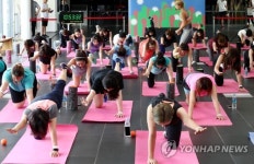 미술관에 펼쳐진 색다른 요가