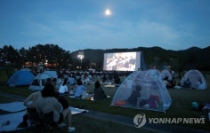 밤하늘의 달과 별을 보며