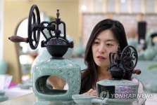 청자로 만든 커피 분쇄기