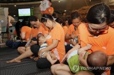 천호역서 펼쳐진 모유수유 플래쉬몹