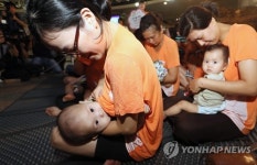 당당한 공공장소 모유수유