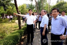 김근태 기념도서관 건립부지 둘러보는 박원순 시장