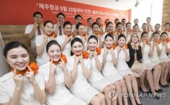 활짝 웃는 제주항공 승무원들