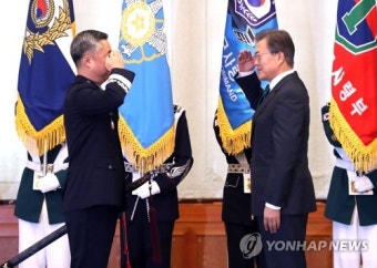 이왕근 공군 참모총장 경례받는 문 대통령