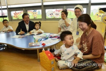 문 대통령, '병원 어린이학교를 찾아'