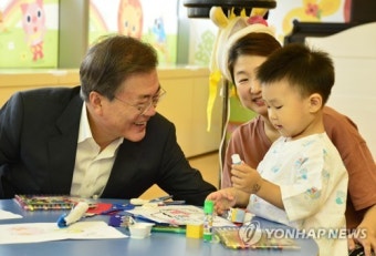 문 대통령, '병원 어린이학교를 찾아'