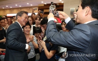 시민들과 기념촬영하는 대통령, 사진 찍어주는 경호처장