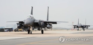 공군 F-15K 전투기, 착륙 중 활주로 이탈…기체 일부 손상