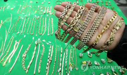 금은방 업주의 촉…10대 손님 수상하자 도금 목걸이 내놔