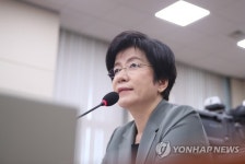 의원 질의에 답하는 김영주 후보자